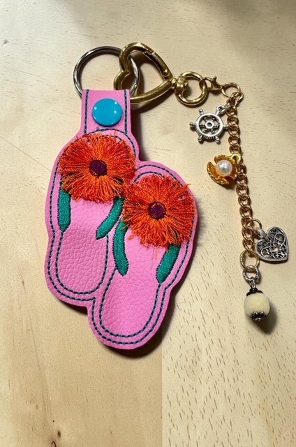 6402539f156d102fec901311_pink-beach-flip-flop-2_1775992213453.jpg