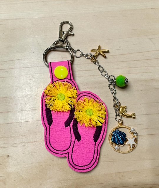 6402539f156d102fec901311_pink-beach-flip-flop_1775992316933.jpg
