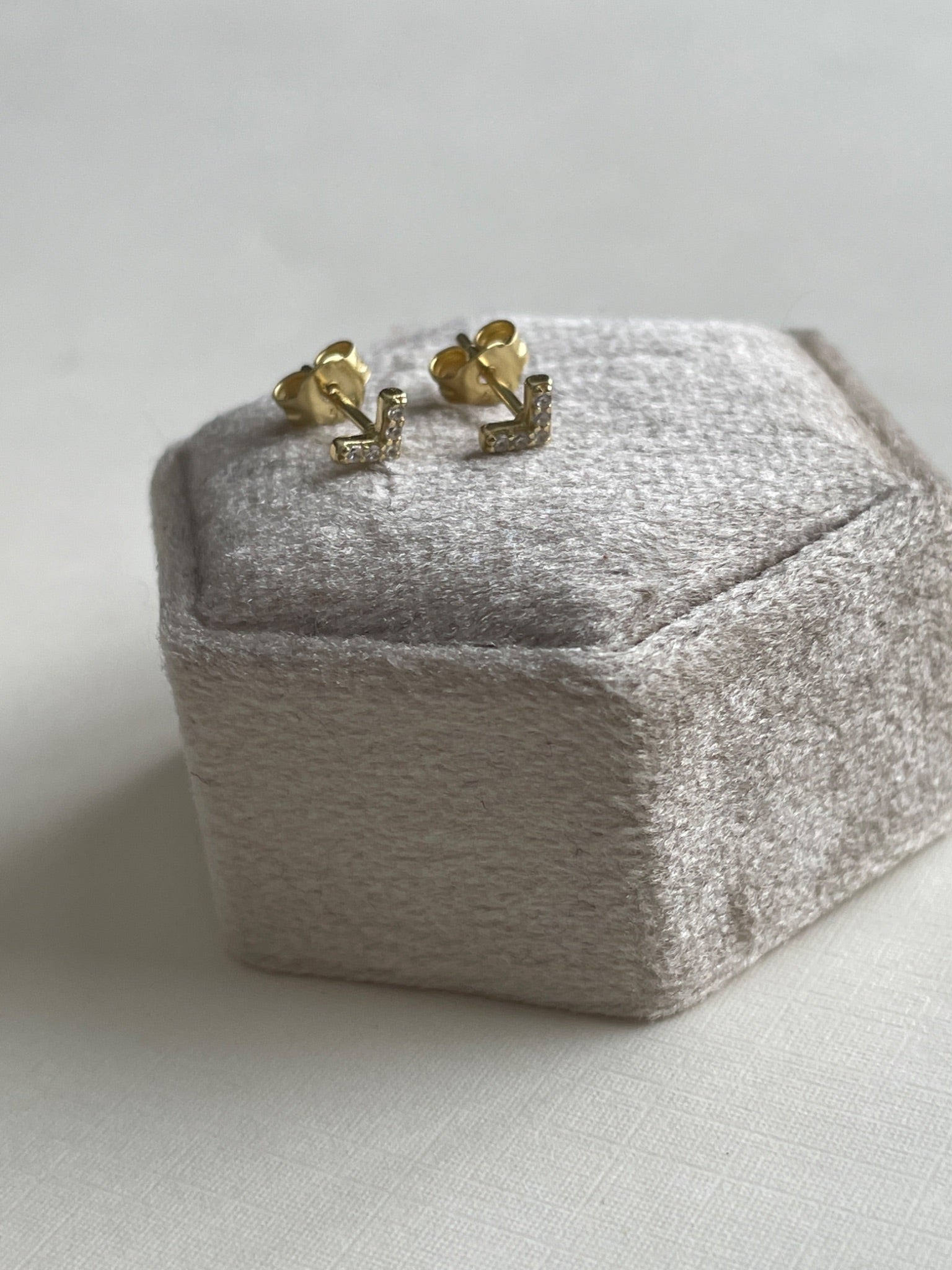 Second Aura - Studs - V Sparkle - 3