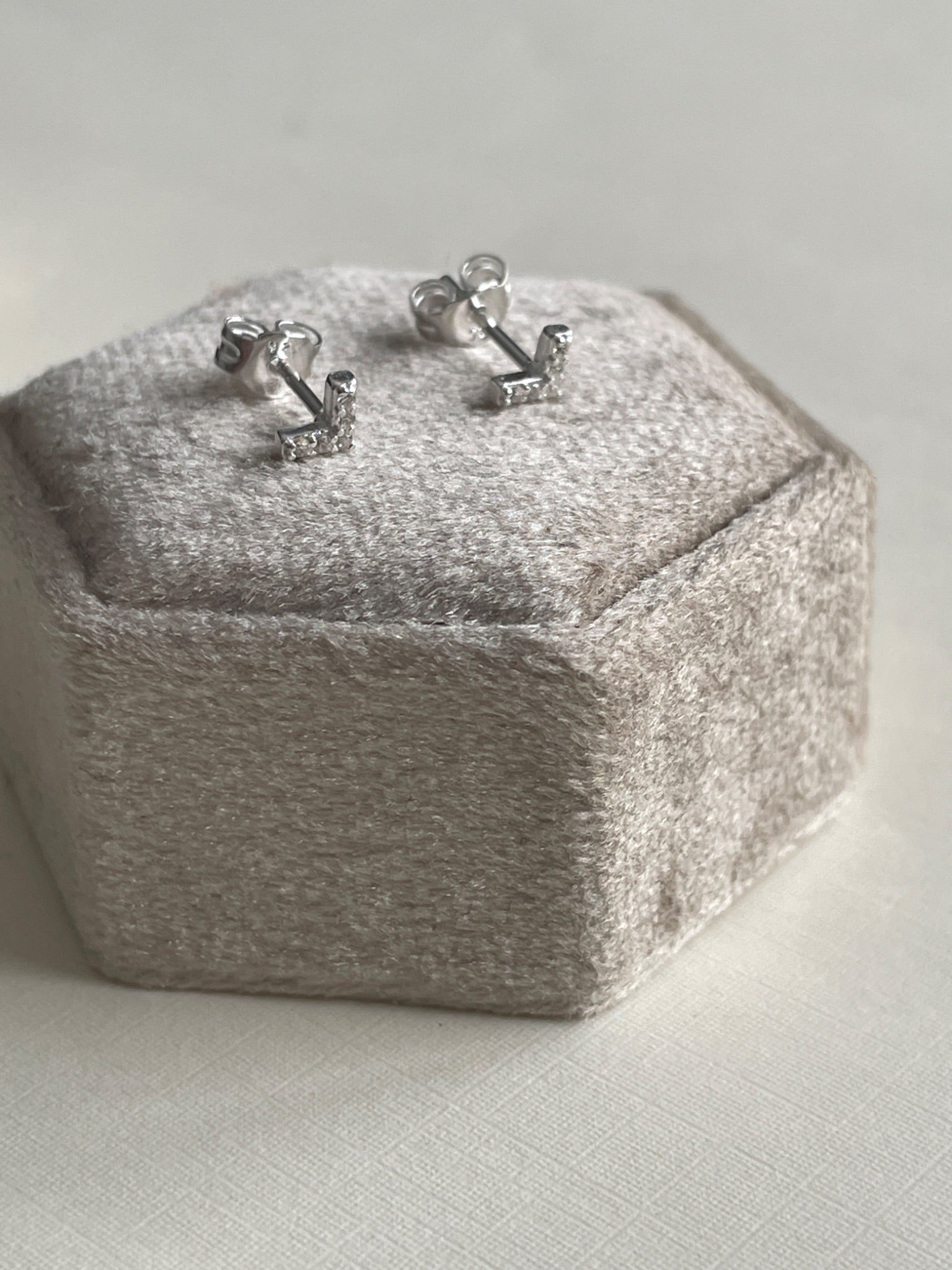 Second Aura - Studs - V Sparkle - 2