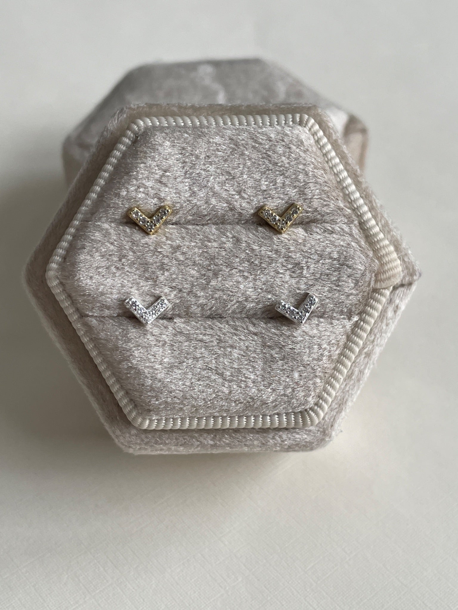 Second Aura - Studs - V Sparkle - 1